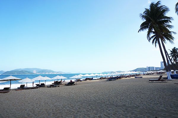 Bãi biển Nha Trang vào thời điểm cuối tháng 1-2020, lúc còn khá nhiều khách du lịch. Ảnh: Đào Loan
