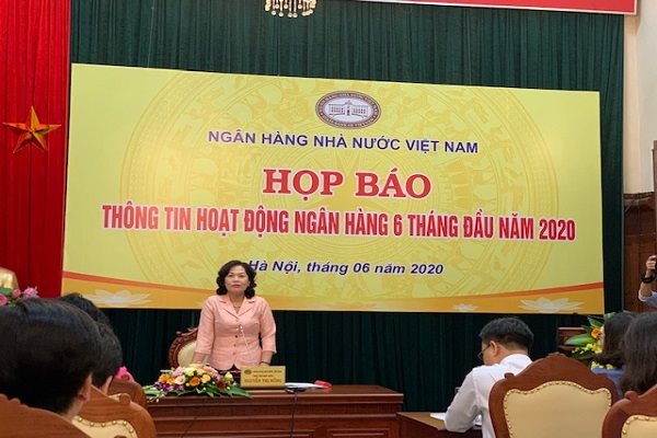 Phó Thống đốc Nguyễn Thị Hồng chia sẻ thông tin tại buổi họp báo. Ảnh: MT