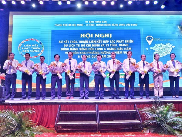 Hội đồng Liên kết hợp tác phát triển du lịch TP. Hồ Chí Minh và 13 tỉnh, thành ĐBSCL ra mắt tại Cần Thơ ngày 4-7-2020. Ảnh: Huỳnh Kim
