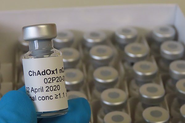 Vaccine ChAdOx1 nCoV-19 (hay còn gọi là AZD1222), do Viện Jenner của Đại học Oxford và hãng dược phẩm AstraZeneca ở Anh phát triển. Ảnh: Daily Mail