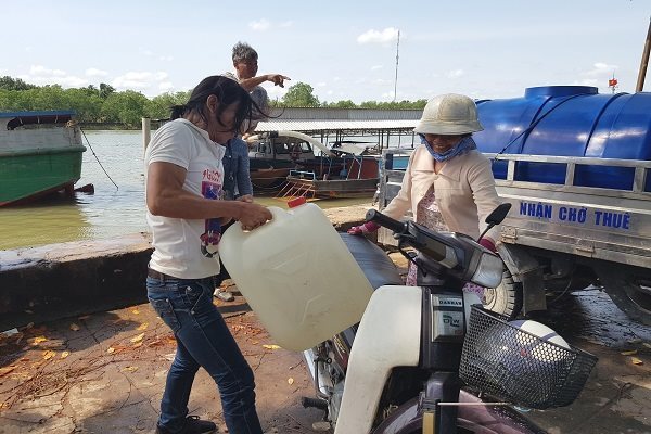 Người dân Tiền Giang phải mua từng lít nước ngọt sử dụng trong mùa hạn mặn. Ảnh: Trung Chánh