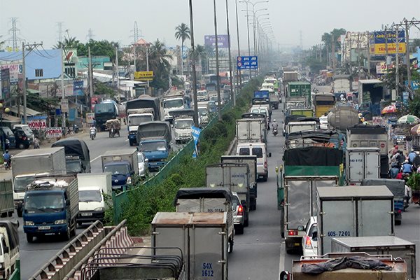Quốc lộ 1 đoạn qua TP. Hồ Chí Minh có lượng xe rất đông. Ảnh: Anh Quân