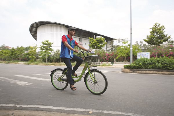 Cần khuyến khích mọi người dùng xe đạp trong thành phố. Ảnh: Thành Hoa