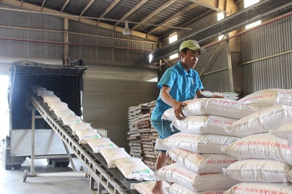 Sản xuất thức ăn chăn nuôi tại một nhà máy ở huyện Củ Chi. Ảnh: Nam Bình.