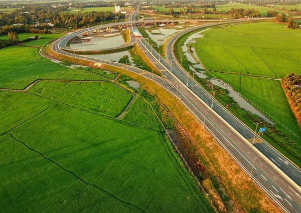 Các chuyên gia khuyến nghị ĐBSCL cần chú trọng đẩy mạnh liên kết hợp tác, phát triển hạ tầng giao thông kết nối với vùng Đông Nam bộ. Trong ảnh là một phần tuyến cao tốc Lộ Tẻ - Rạch Sỏi kết nối Cần Thơ - Kiên Giang. Ảnh: TTXVN