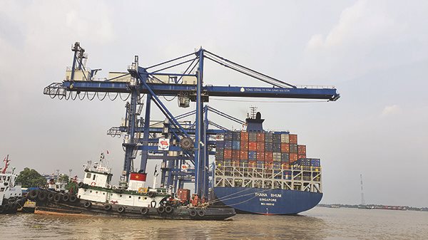 Giá cước và mức phụ thu ngoài giá dịch vụ vận chuyển container bằng đường biển của các hãng tàu nước ngoài tại Việt Nam đang là “vùng tối”, khó kiểm soát dẫn đến hiện tượng giá tăng “phi mã” thời gian qua.Ảnh: N.K