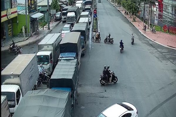 Xe vận tải hàng hóa kẹt cứng ở Tiền Giang khi kiểm soát dịch bệnh. Ảnh: CTV