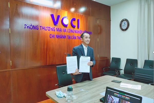 Ông Nguyễn Phương Lam, Giám đốc VCCI Cần Thơ ký kết trực tuyến với Đại sứ quán Hà Lan chương trình hành động 2021 của nền tảng kinh doanh bền vững Hà Lan- Việt Nam tại ĐBSCL. Ảnh: VCCI Cần Thơ