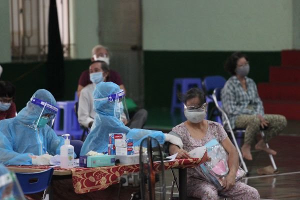 Bằng nhiều nguồn khác nhau, Việt Nam đang triển khai tiêm vaccine phòng covid-19 cho người dân. Trong ảnh là người dân tại TPHCM được tiêm vaccine hồi cuối tháng 7-2021. Ảnh: Lâm Vũ