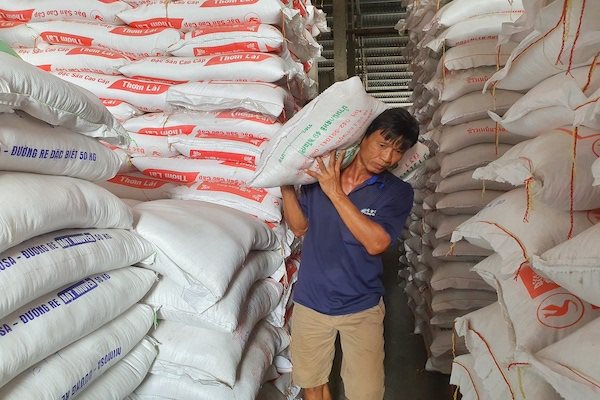 Giá chào xuất khẩu gạo Việt Nam tụt mốc 400 USD/tấn/tấn, thấp hơn giá của Thái Lan. Ảnh: Trung Chánh