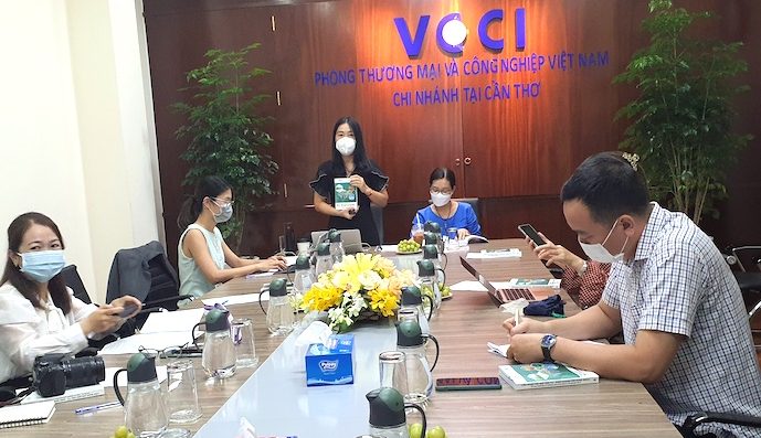 Bà Nguyễn Thị Thương Linh, Phó giám đốc VCCI Cần Thơ, giới thiệu cẩm nang đầu tư- kinh doanh với ĐBSCL. Ảnh: Trung Chánh