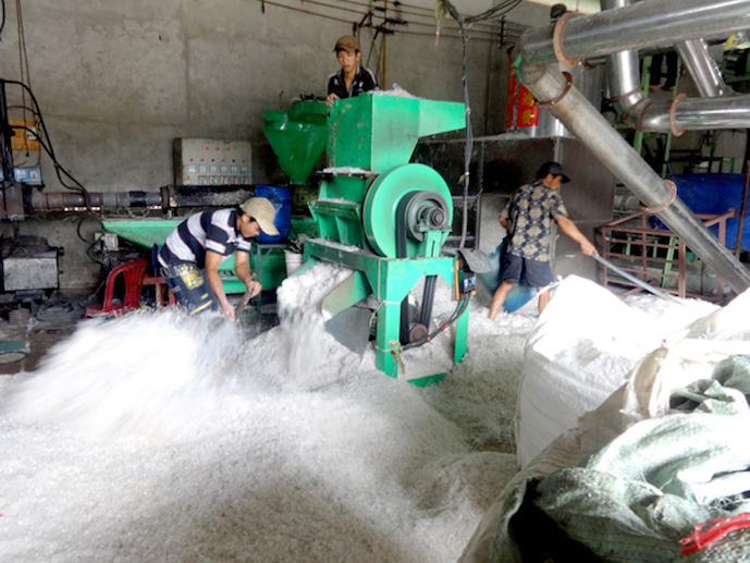 Tái chế bao bì sản phẩm: Việc tái chế bao bì sản phẩm được nâng cao tại Việt Nam, chú trọng vào việc sử dụng sản phẩm của nhiều ngành công nghiệp để chuyển đổi thành những sản phẩm phục vụ cho đời sống hàng ngày. Điều này sẽ nâng cao nhận thức của người dân về việc bảo vệ môi trường và giảm thiểu tác động đến thiên nhiên.