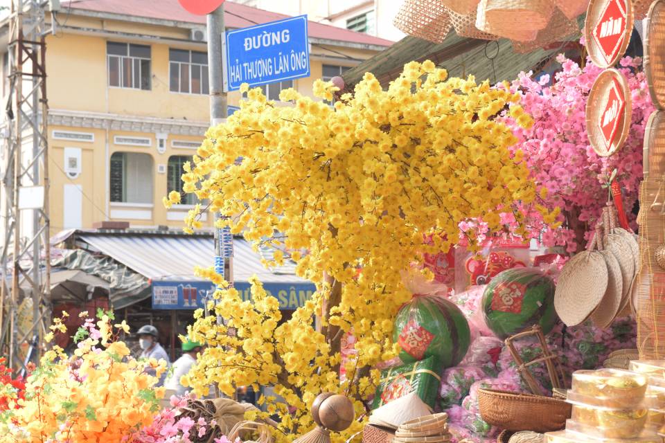 Hòa vào không khí Tết rộn ràng tại chợ truyền thống của Sài Gòn. Tại đây, bạn sẽ tìm thấy đầy đủ mọi món đồ cần cho ngày Tết, từ hoa quả cho đến quần áo, phụ kiện trang trí và rất nhiều sản phẩm độc đáo khác.