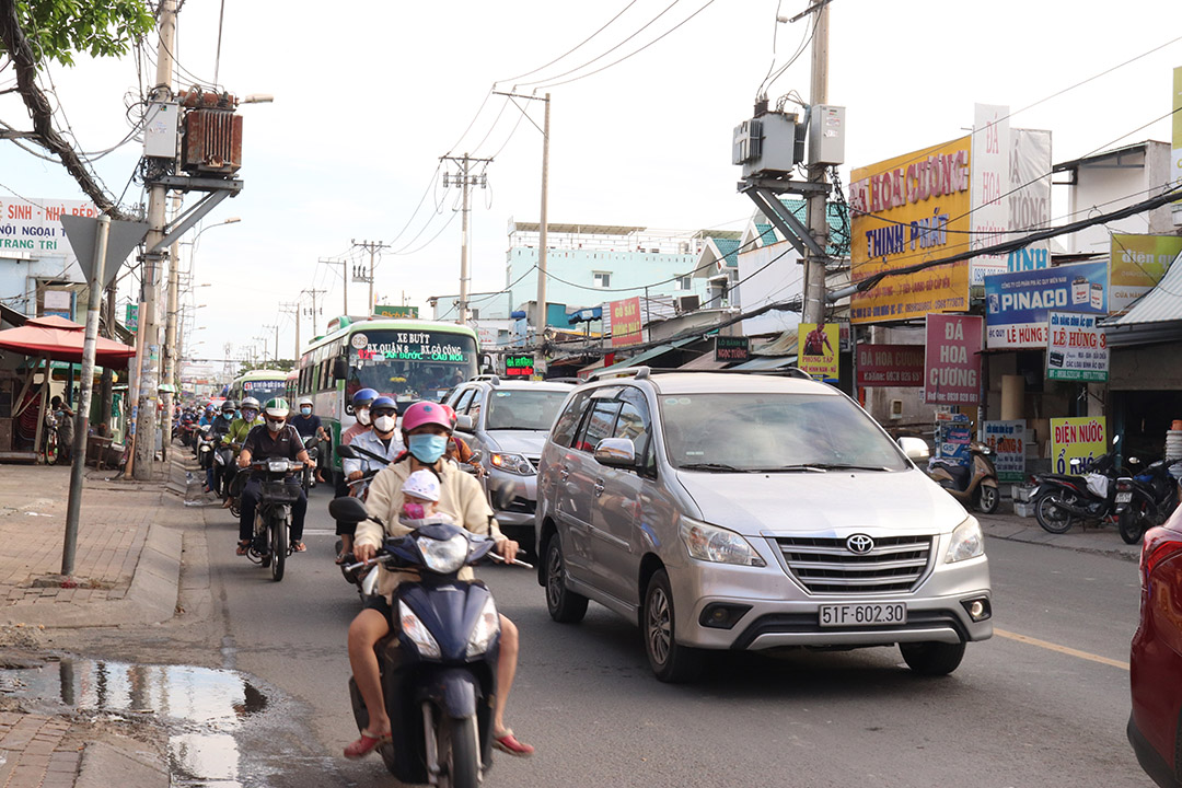 Nút giao quốc lộ 50 - Nguyễn Văn Linh thường xuyên kẹt xe kéo dài. Ảnh: Minh Hoàng