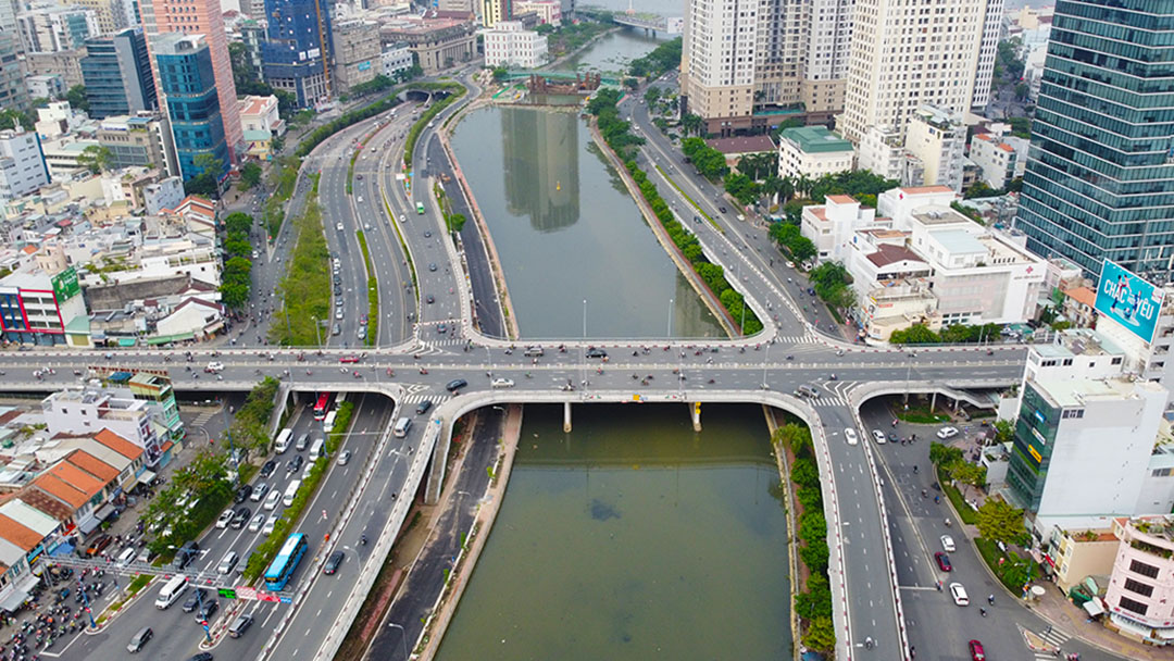 Tuyến song hành với đại lộ Võ Văn Kiệt đang hoàn tất các hạng mục cuối, dự kiến khai thác vào cuối tháng 4. Ảnh: Minh Hoàng