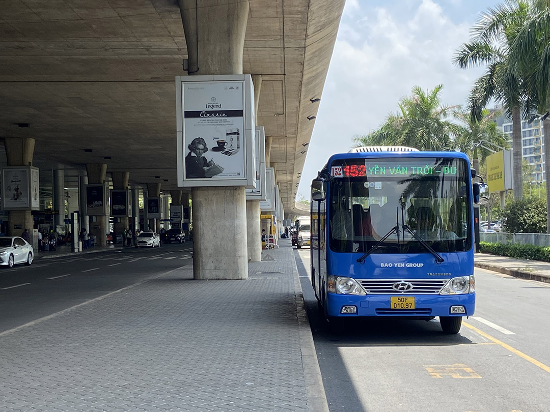 Xe buýt được vào ga quốc nội sân bay Tân Sơn Nhất đón khách từ ngày 18-4. Ảnh: Minh Hoàng