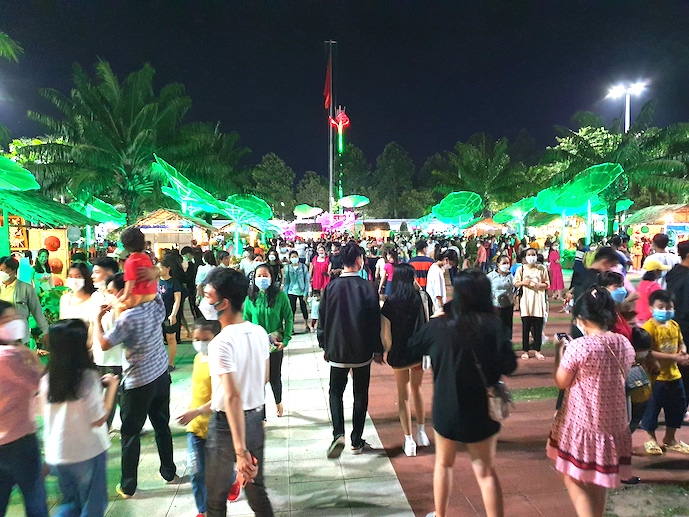 Hàng ngàn người dân và du khách tham quan tại lễ hội. Ảnh: Trung Chánh