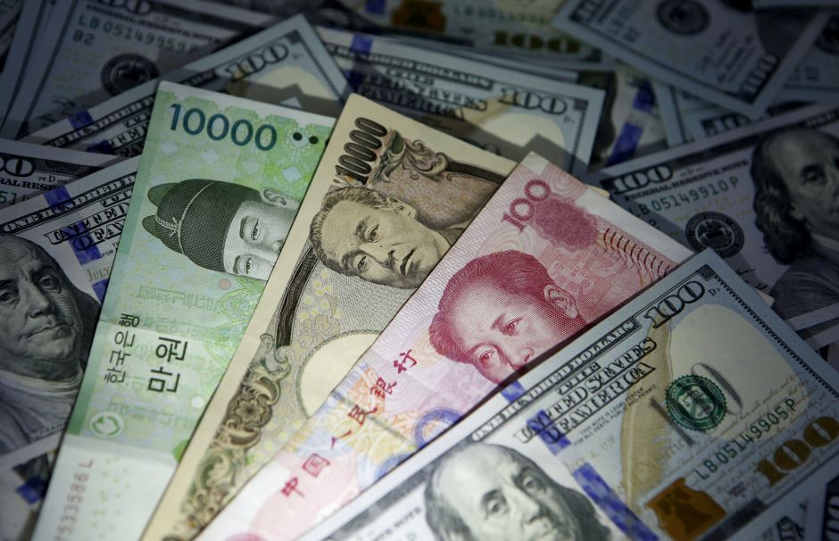 Sức ép lên các đồng tiền đã giảm khi sức mạnh đồng đô la tiếp tục đi xuống. Ảnh: Reuters