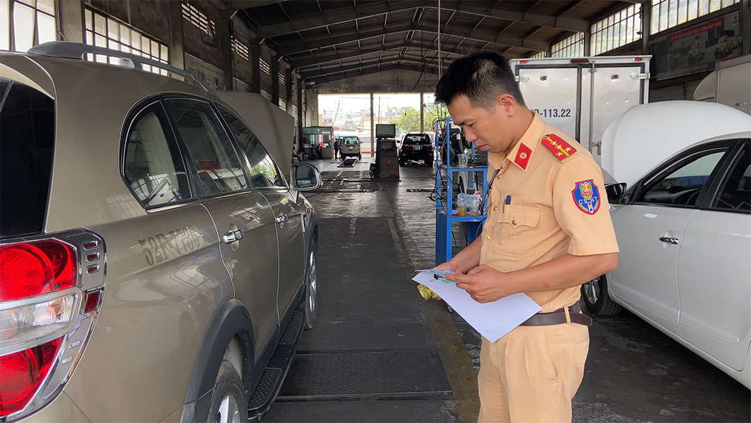 Những hình ảnh trong ngày đầu cảnh sát giao thông hỗ trợ đăng kiểm xe. Ảnh Minh Hoàng