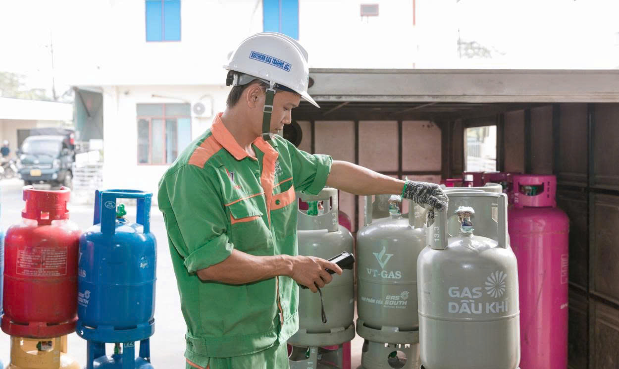 Giá gas bán lẻ trong nước tiếp tục giảm từ 1-11. Ảnh minh họa: Gas South
